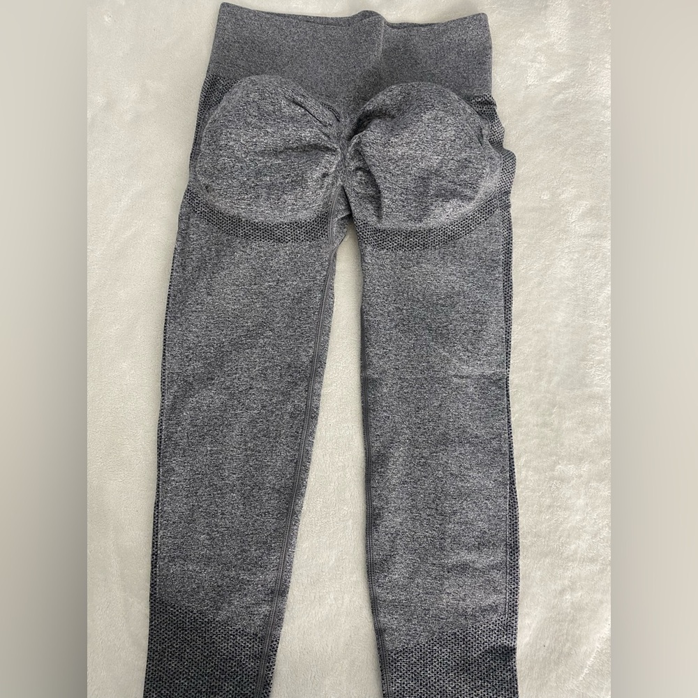 Butt scrunched workout leggings in size L
